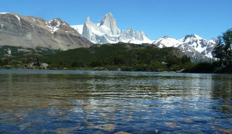 An der Laguna Capri mit Blick auf Fitz Roy Wetter und Temperaturen Patagonien ist bekannt für stürmische Winde. Besonders treffen diese die Bergmassive und ihre Gipfel.