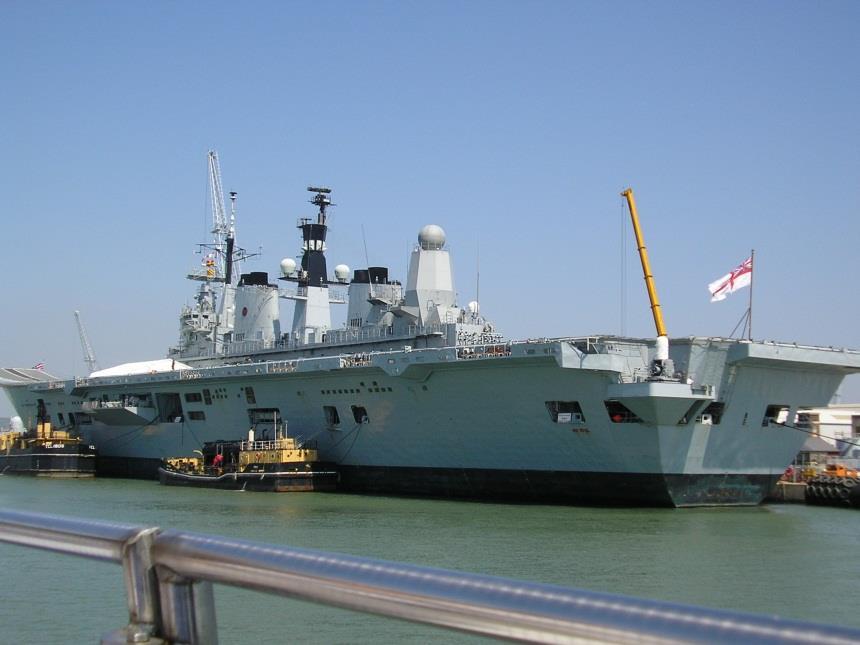 Hafenrundfahrt Mit einem kleinen Ausflugsschiff wird der heute noch militärisch genutzte Hafen vom Wasser aus besichtigt.