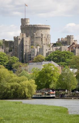 Busfahrt nach Windsor zum Windsor Castle mit Führung, nachmittags Stadtrallye Windsor Castle: - das größte und älteste