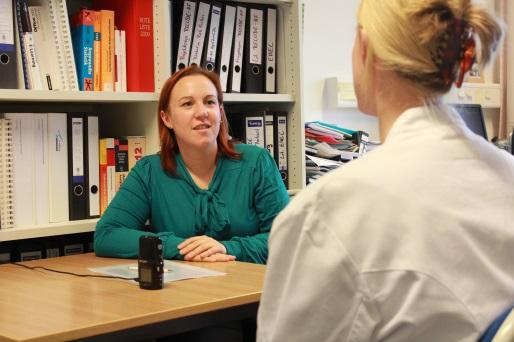 Ursachen für Krankenhausaufnahmen bei Menschen mit Demenz - Qualitative Interviews mit Angehörigen von Demenzpatienten und Professionellen aus dem medizinischen Bereich (HAPED) Nadine Janis