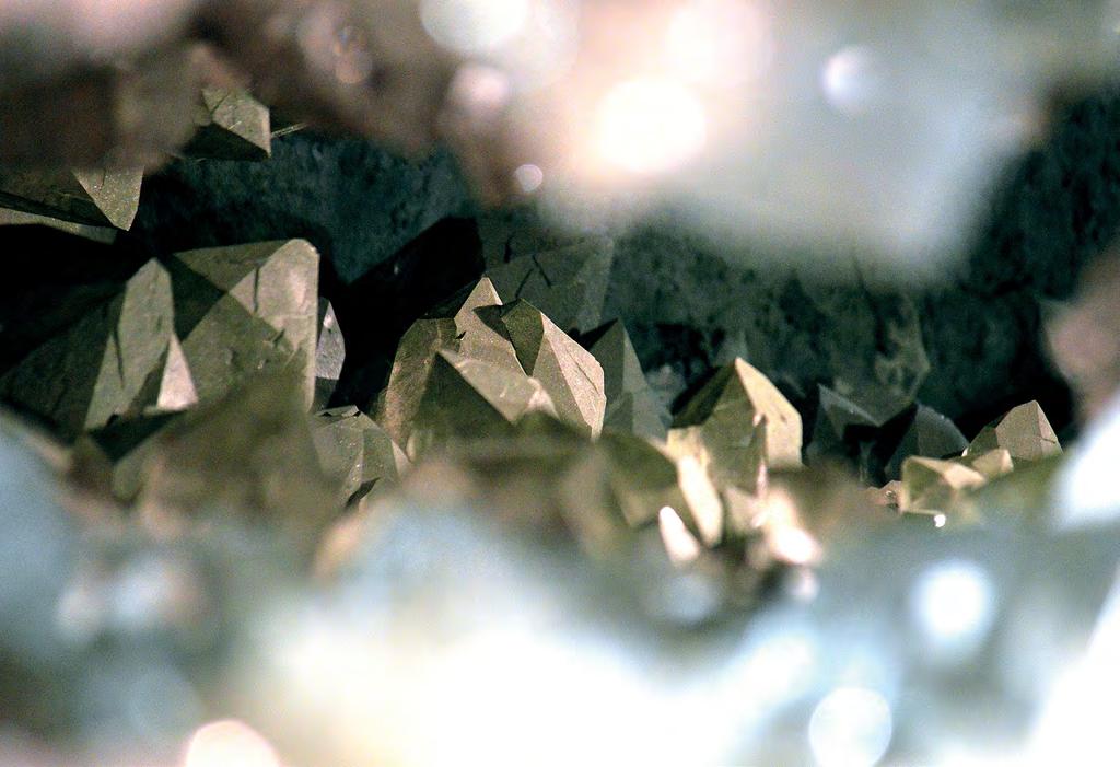 Einmal im Leben eine natürliche Kristallkluft an ihrem Original-Standort bestaunen: tief im Grimsel-Granit.