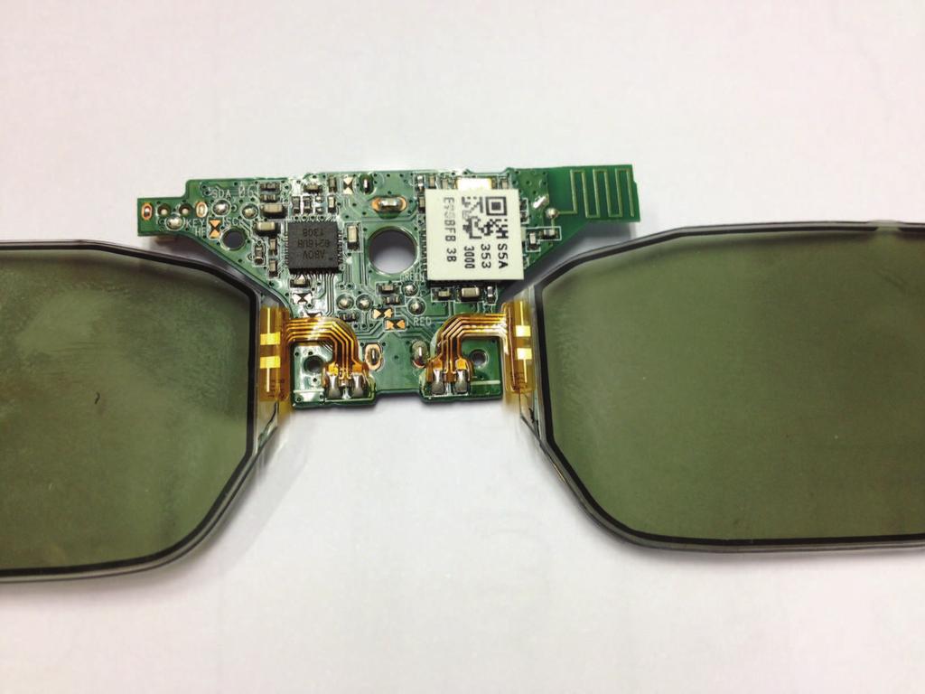 Bei der unveränderten Brille müsste von einer Platine aus jeweils ein separates Kabel an jeweils ein Brillenglas angeschlossen sein.