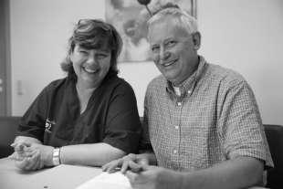 Die Leiterin der mobilen Pflege, Regina Voge, und Geschäftsführer der Bethesda Service GmbH, Tom Best, besiegelten die Zusammenarbeit mit ihren Unterschriften.