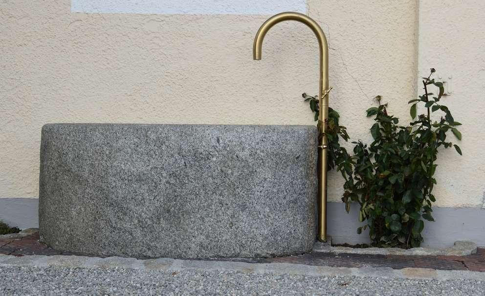 Neuer Wassertrog Seit Mitte Oktober befindet sich ein neuer Wassertrog aus Granitstein auf unserem Friedhof.