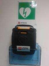 Die Defibrillatoren sind im Eingangsbereich des Sportheims und