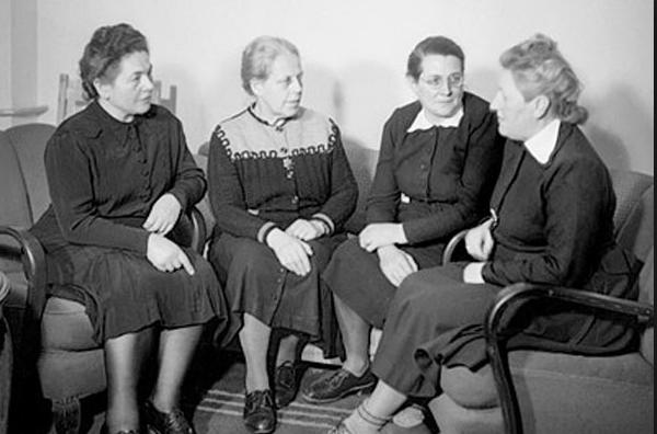 Mütter des Grundgesetzes Frieda Nadig (SPD), Elisabeth Selbert (SPD), Helene Weber (CDU) und Helene Wessel (Zentrumspartei) Abbildung: Haus der Geschichte / Bestand Erna