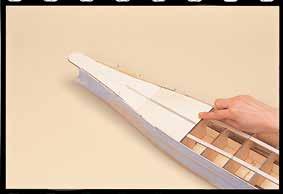Verändern Sie nicht die Form der Leisten! Fünf Decksplanken 3 61 aufeinanderlegen und mit Klebeband sichern.