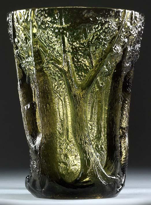 2006-1/301 Vase mit Waldlandschaft oliv-grünes Pressglas, H 25,5 cm, D 19,5 cm, MB