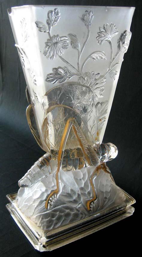 Abb. 2007-3/160 Vase mit einer Heuschrecke farbloses