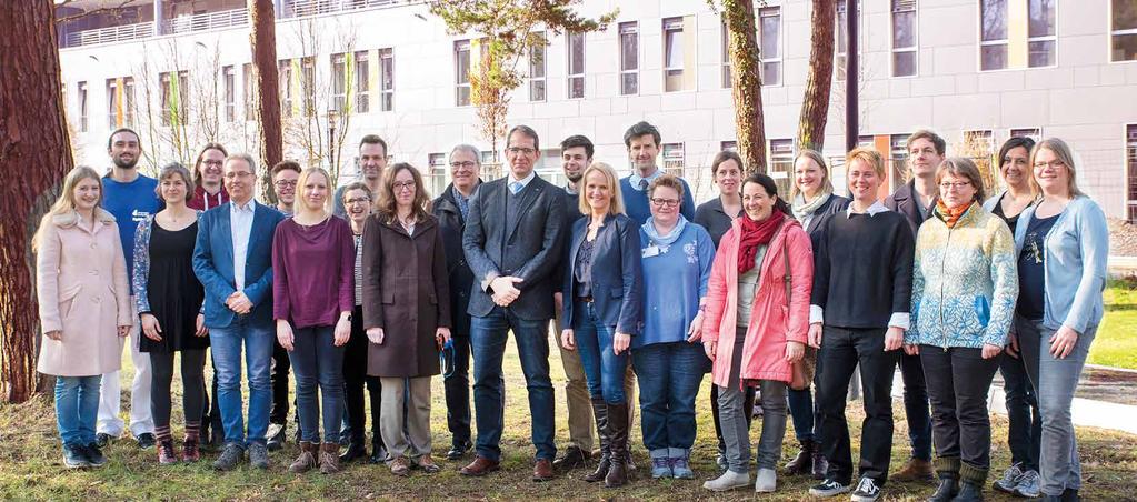Aktuell Herzlich willkommen in Bonns neuer Klinik für Demenz Aktuell Das Team der kombinierten Klinik um Professor Anja Schneider (10. v.l.) 