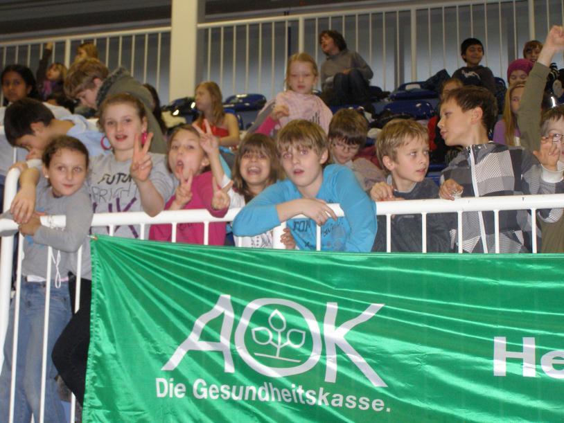Das Handballturnier Beim Handballturnier für die Essener Grundschulen am 10.11.2010 war unsere Schule, die Nikolausschule, dabei. Ich kam zum Glück in die Mannschaft und konnte mitspielen.
