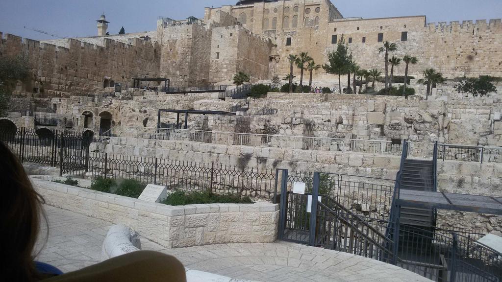 Bericht 19 Am Abend Einladung zum Schabbatessen in einer Familie in Jerusalem. 6. Tag: Führung durch die Altstadt mit Gang auf der Stadtmauer, durch Damaskustor zum arab. Basar.