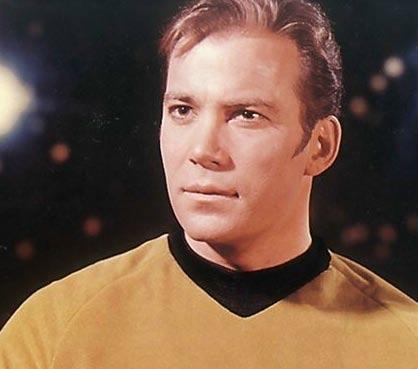 kürzlich auf einer Comic-Convention veröffentlichte. Dies zeigt die Uniformfarben von Kirk und Spock sowie das Abzeichen der alten Enterprise.