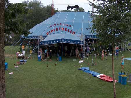 Auf der Spielwiese vom Schulhaus Loomatt dürfen bis zu 100 Stalliker Kinder im Primarschulalter eine Woche lang Zirkusnummern üben und am Samstag einem grossen Publikum im Zirkuszelt präsentieren.