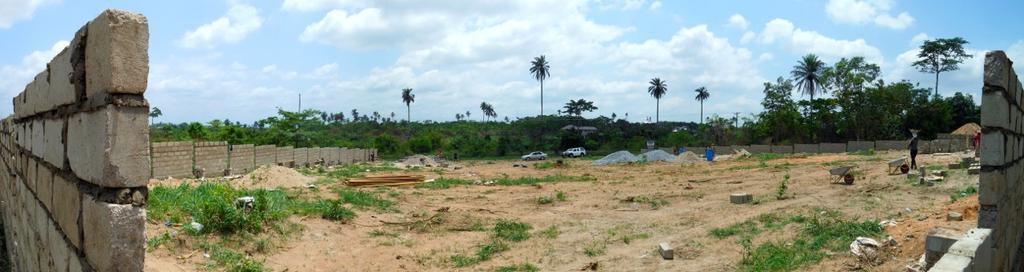 Hier entsteht das Kinderhaus Kumasi. Wir legen los: Baustart für das Kinderhaus Kumasi Endlich ist es soweit!