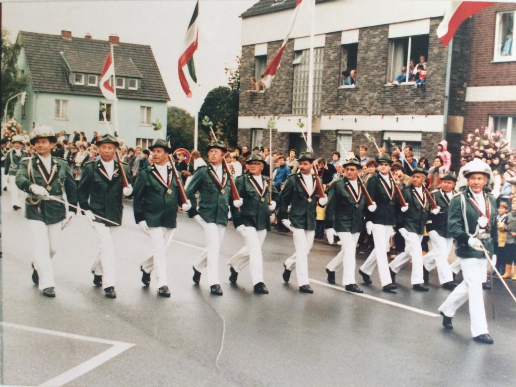 Parade 1987 unter Zugführer Willi Neuhausen ( Kalze Wellem ) Von links nach rechts: Alfred Lehmann, Johann Breuer