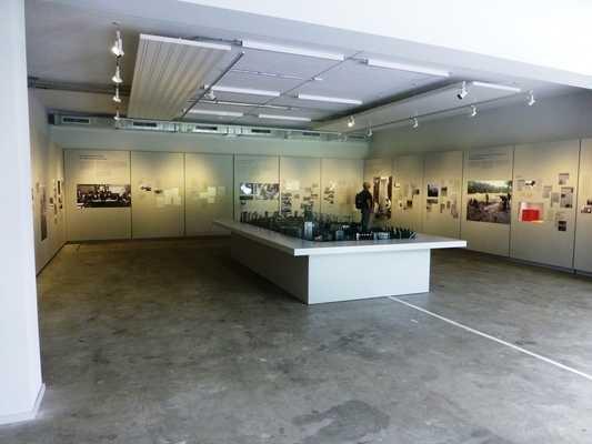 Ausstellung 1945 bis heute (Foto 2) Ausstellung - Nische mit Sonderausstellung