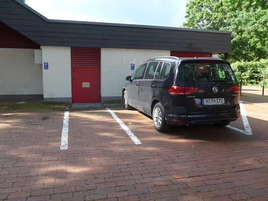 Parkplatz für Menschen mit Behinderung "unter den Heestern" Es ist ein Parkplatz vorhanden.