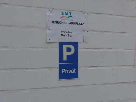 Der Stellplatz / die Stellplätze für Menschen mit Behinderung ist / sind gekennzeichnet. Stellplatzbreite: 370 cm.