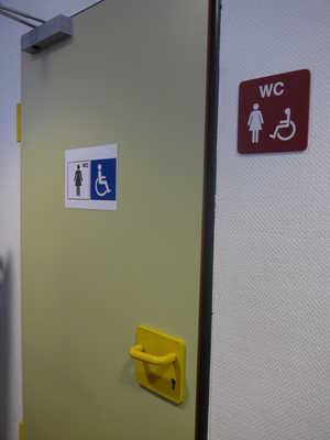 Waschbecken im Damen-WC Tür zum DamenWC Tür zum WC für Menschen mit Behinderung Die Tür ist keine Karussell- oder Rotationstür.