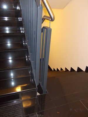 Es besteht ein visueller Kontrast zwischen dem Fußbodenbelag und Treppenauf- oder abgängen. Es besteht kein taktiler Kontrast zwischen dem Fußbodenbelag und Treppenauf- oder abgängen.