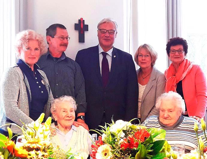 Zu den zahlreichen Geburtstagsgästen gehörte auch ihre Schwester Maria Thiel (vorne rechts). Frau Thiel wohnt ebenfalls im Haus Maria-Rast und wird im kommenden Jahr 100 Jahre alt.