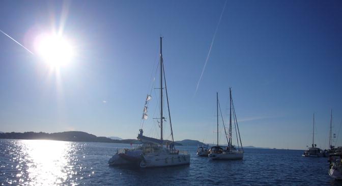 Urlaub Segeltörn Kroatien Foto : OBA Wir machen bei der Friedens-Flotte Mirno More mit. Die Mirno More ist ein Segel-Projekt. Mit dem Projekt zeigen die Teilnehmer: Wir setzen uns für den Frieden ein.