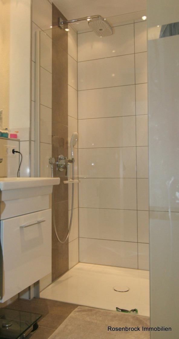 Das tolle Duschbad ist hochwertig mit Villeroy und Boch ausgestattet nicht gerade typisch für ein Mietwohnung Fliesen ausgestattet.