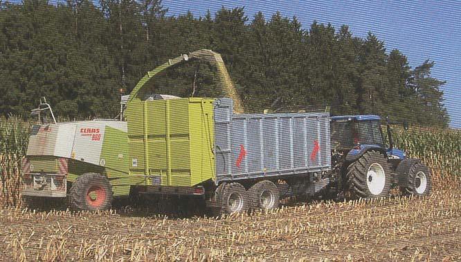Der Transport erfolgt mit landwirtschaftlichen Fahrzeugen Beispiel eines Transportzugs: