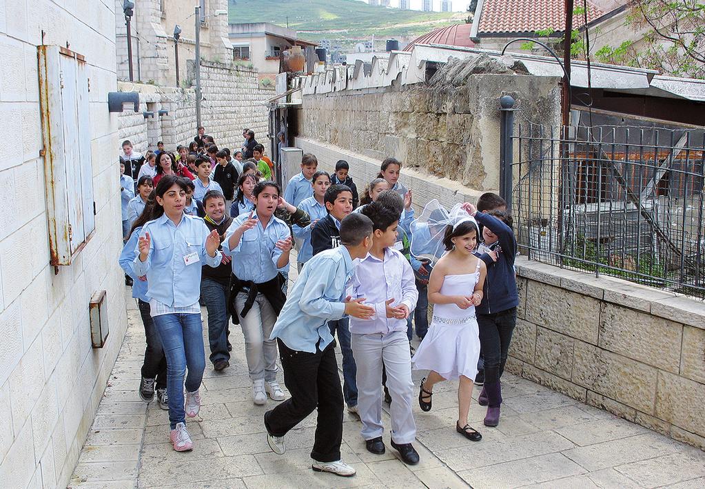 PRAXISBEISPIEL Wenn Kinder miteinander voneinander lernen Von Sebastian Ulbrich Die bewaffneten Auseinandersetzungen im Heiligen Land zwischen Israelis und Palästinensern mit ihren sozialen und