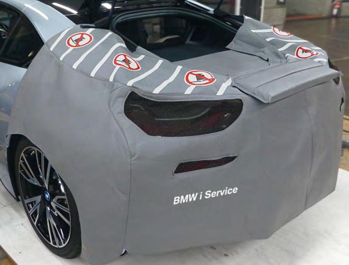 Hergestellt aus unterschäumten Kunstleder in Grau mit flächigen Warnaufdruck als Hinweis vor Überbelastung und imageträchtigem BMW i Service Logo-Aufdruck.