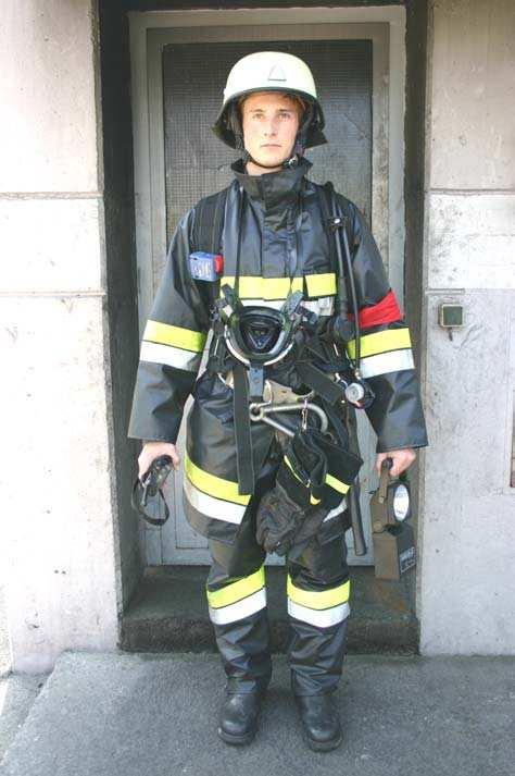 Leistungsprüfung Allgemeines 6.2 Trageweise und Ablage 6.2.1 Trageweise des Atemschutzgerätes und der Ausrüstung Der Feuerwehrhelm ist am Kopf zu tragen. Der PA ist am Rücken zu tragen.