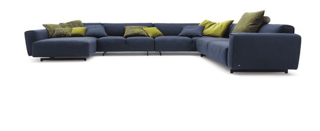 Organische, sinnliche Formen und eine einladende, kissige Optik bieten unterschiedliche Sitzposi tionen vom Einzel sofa über