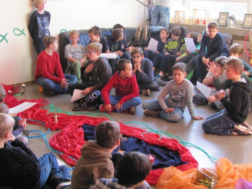 dablieben ging es mit Spielen in der Aula