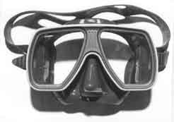Maske (M) Die Frontscheibe der Maske muss aus Sicherheitsglas hergestellt sein. Sie soll nahe bei den Augen liegen, damit das Blickfeld möglichst wenig eingeengt wird.