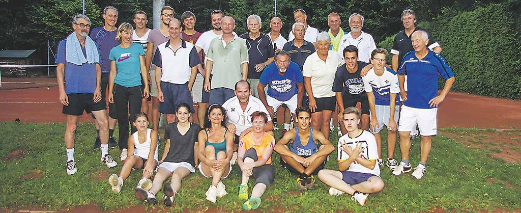 AUS DEM VEREINSLEBEN 29. Juli 2015 Seite 22 Eingeschworene Gemeinschaft: Trotz starker Konkurrenz durch den Traisaer NightRun fanden sich zahlreiche Tennisfreunde auf dem Clubgelände eine.