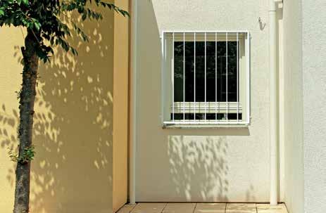Fenstergitter Basic I Die wichtigsten Merkmale auf einen Blick Befestigungsart auf die Wand und in die Material Stahl roh Oberfläche feuerverzinkt Gesamtbreite von 400 bis 1900 mm Gesamthöhe von 400