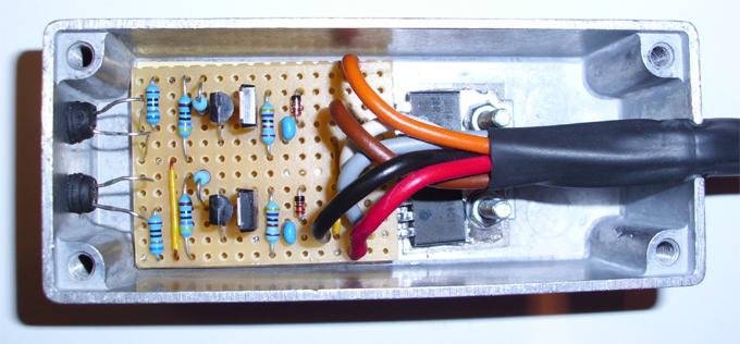 Dann noch 3mm Löcher zur Befestigung der Transistoren und 5,5mm Löcher für die LED bohren und eine Aussparung für die Kabel feilen.
