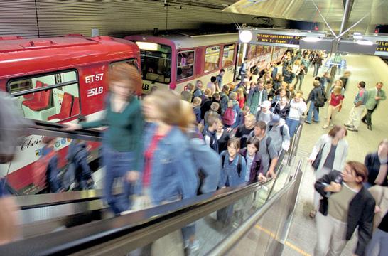 Die Strecke zwischen Trimmelkam und Ostermiething wird mit der bei der SLB üblichen Fahrleitungsspannung von 1.000 Volt Gleichstrom betrieben. Eine Trassenbreite von acht Metern reicht durchwegs.