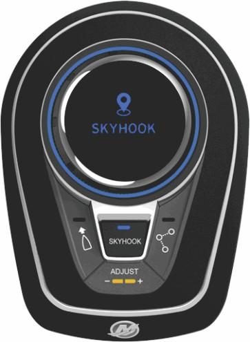Skyhook einschlten Skyhook schltet sich nur ein, wenn Joystick und Steuerheel in neutrler Stellung stehen. 1. Boot in die gewünschte Position mnövrieren. 2.