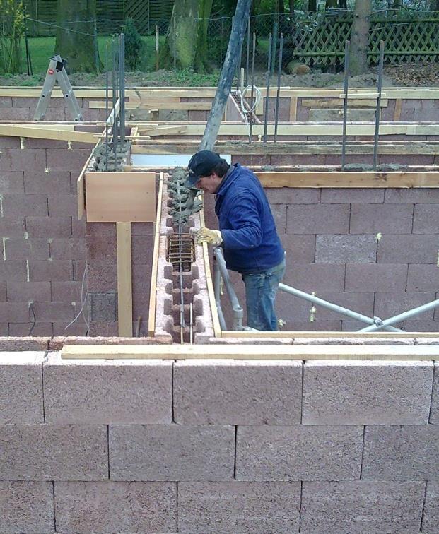 Dieser Schlauch muss bei der Bestellung des Betons und der Pumpe unter Angabe des Zwecks (verfüllen von Holzbeton- Schalungssteinen) unbedingt mitbestellt werden.