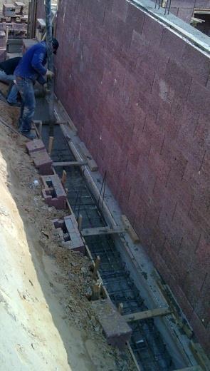Überdies wird ein Großteil des Betons nicht in die Wand gefüllt sondern verspritzt.