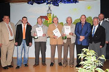 von links), Herbert Reuther (4. von links) und Eugen Reuther (5. von links) Mitglieder der Sportfreunde Holzhausen. Sie wurden mit der goldenen Nadel des Vereins geehrt.