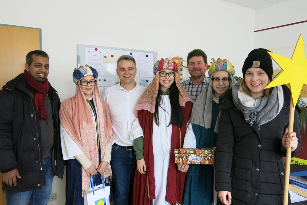 Jugendliche der Gemeinde Unterkohlstätten an der traditionellen Sternsingeraktion teil.