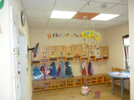 Eingangsbereich Jedes Kind hat eine eigene Garderobe mit einem Fach, auf dessen Tür sich ein Foto des Kindes befindet, Kleiderhaken sowie Hocker für die Schuhe.