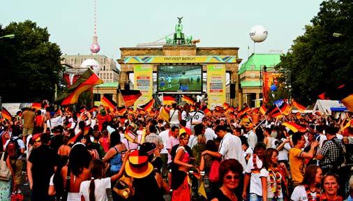 STANDORTPOLITIK Touristenboom in Berlin Millionen Fans feierten auf der WM-Fanmeile am Brandenburger Tor Foto: Pixelquelle reien zwischen Senat und Bezirken sorgen schon seit Jahren für Verärgerung