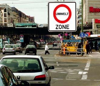 INNOVATION UND UMWELT Weiterfahrt verboten Zehntausende Kraftfahrzeuge dürfen ab 2008 nicht mehr in die Innenstadt Umweltzone Staub aufwirbeln verboten Ab Januar 2008 und in einer zweiten Stufe ab