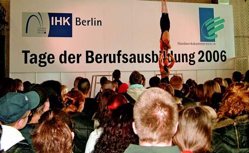 AUS- UND WEITERBILDUNG Dem Nachwuchs eine Chance Ausbildungspakt voll erfüllt Glänzende Bilanz Der konjunkturelle Aufschwung der Berliner Wirtschaft schlug 2006 voll auf den Ausbildungsmarkt durch.
