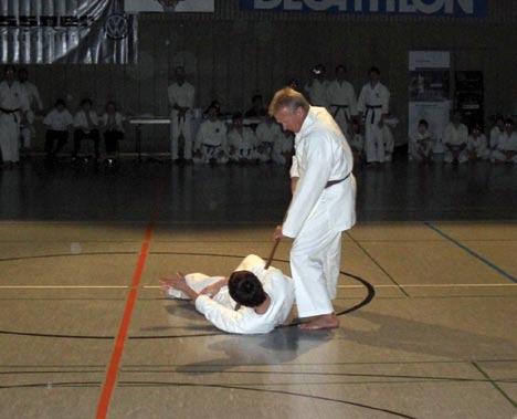 Aus den Vereinen 40 Jahre TGW Karate-Abteilung Vorführungen zum 40jährigen Vereinsjubiläum aus Heidelberg und ein weiterer Schüler des Shindo Muso Ryu, mit dem Tanjo (entspricht der Länge des Hanbo),