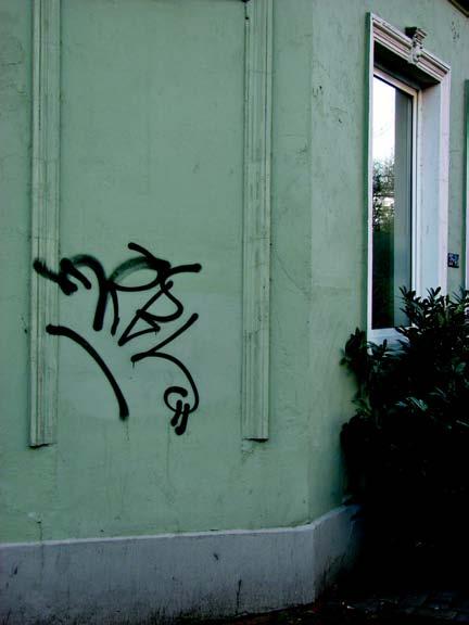 MELDUNGEN_ Graffiti schnell entfernen Ein Appell für ein sauberes Phoenix-Viertel Hinweis: Das Überstreichen von Graffiti und ähnlichem ist natürlich genehmigungsfrei.